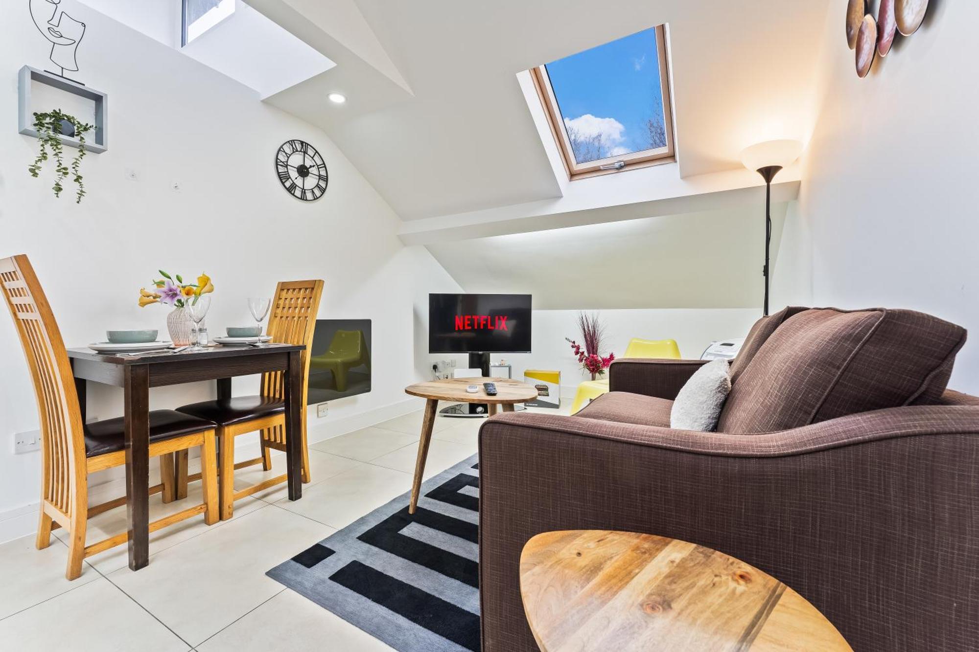 Exquisite 2-Bedroom Penthouse-Sleeps 7-Free Parking With Workstations & High-Speed Wifi 伯明翰 外观 照片
