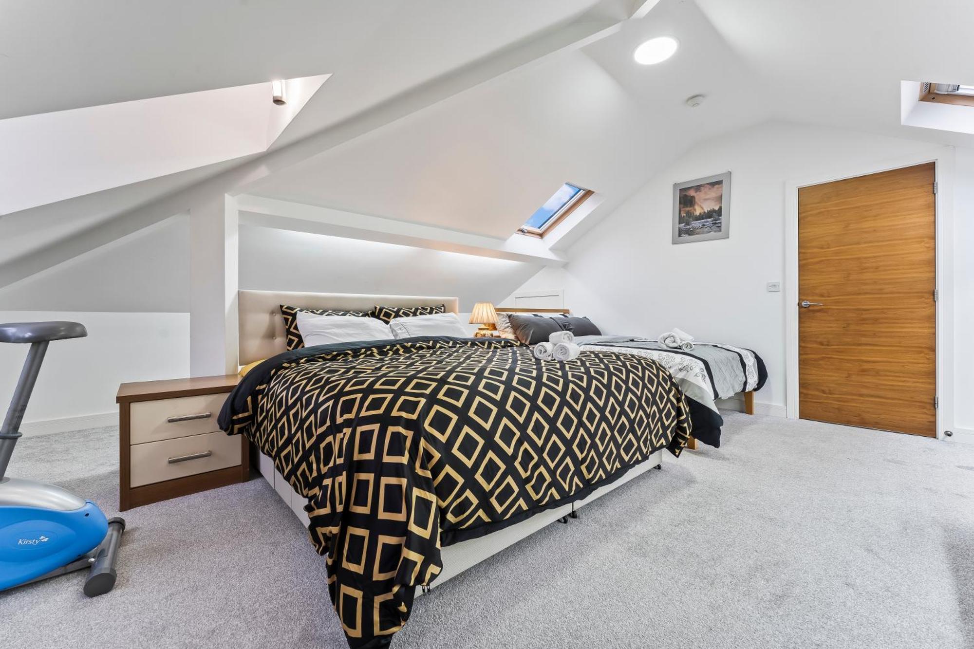Exquisite 2-Bedroom Penthouse-Sleeps 7-Free Parking With Workstations & High-Speed Wifi 伯明翰 外观 照片