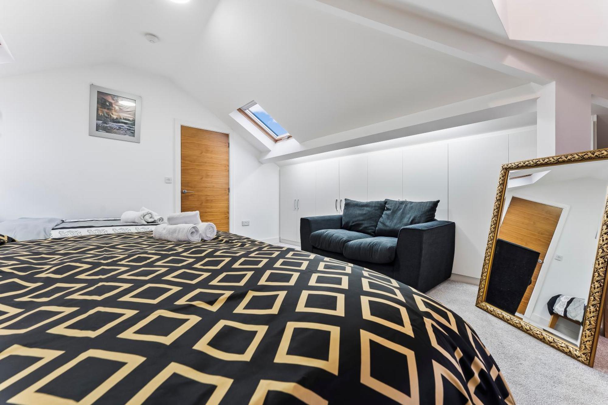 Exquisite 2-Bedroom Penthouse-Sleeps 7-Free Parking With Workstations & High-Speed Wifi 伯明翰 外观 照片