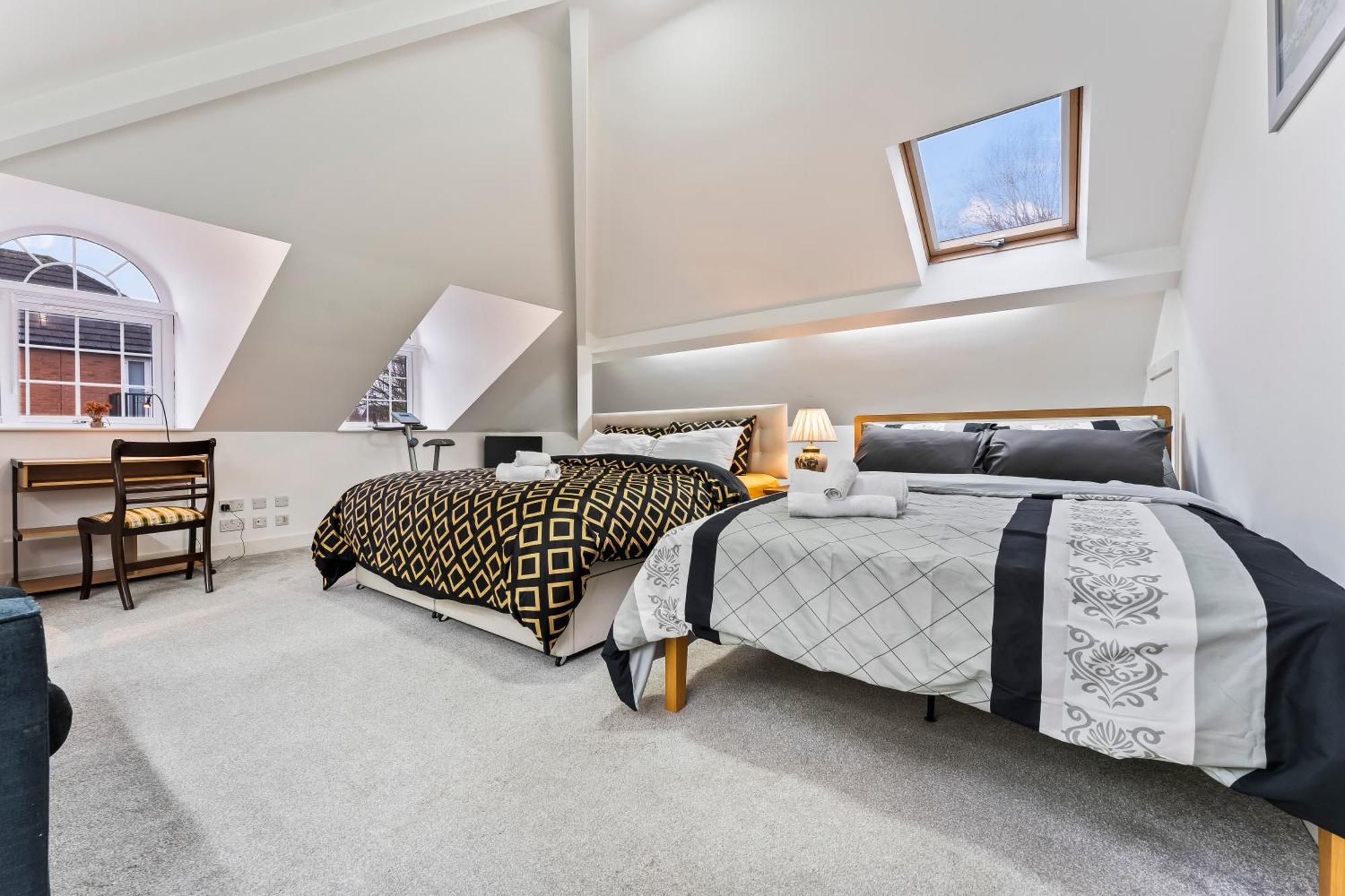 Exquisite 2-Bedroom Penthouse-Sleeps 7-Free Parking With Workstations & High-Speed Wifi 伯明翰 外观 照片