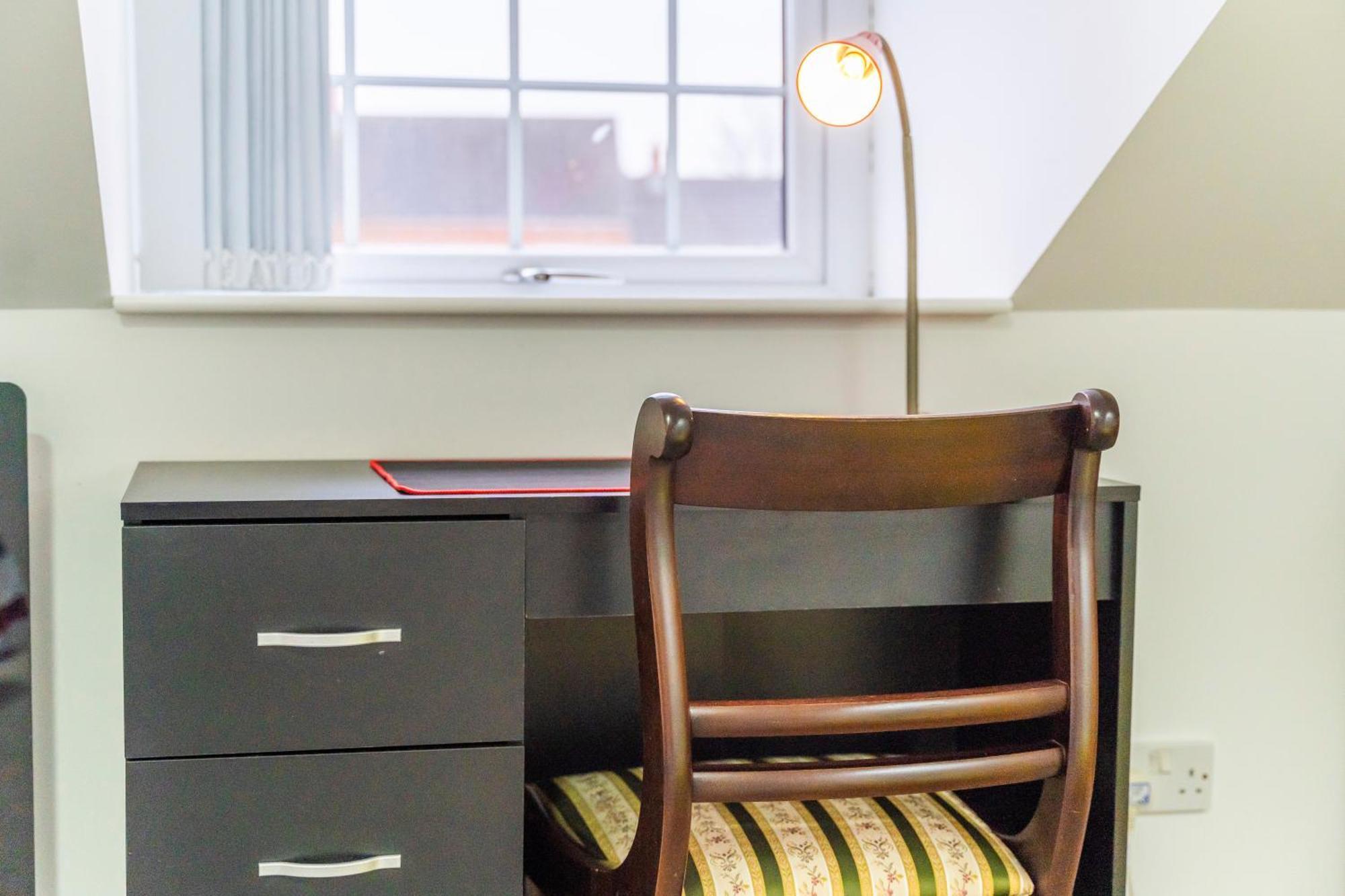 Exquisite 2-Bedroom Penthouse-Sleeps 7-Free Parking With Workstations & High-Speed Wifi 伯明翰 外观 照片