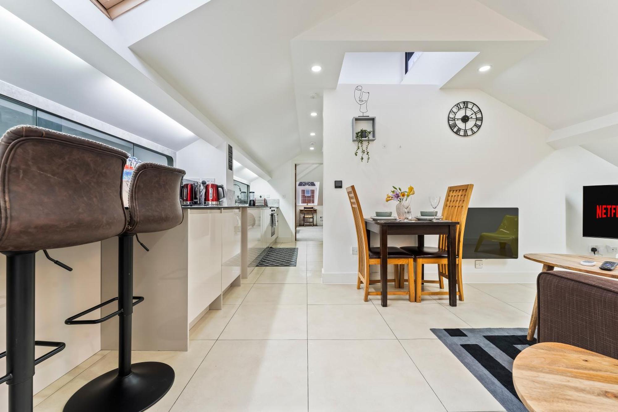 Exquisite 2-Bedroom Penthouse-Sleeps 7-Free Parking With Workstations & High-Speed Wifi 伯明翰 外观 照片